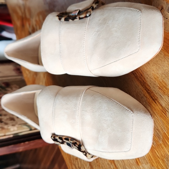 Deltan sz 9 Veronica Suede Tortoise Buckle Flared Block Heel Pumps Cream - Picture 2 of 13